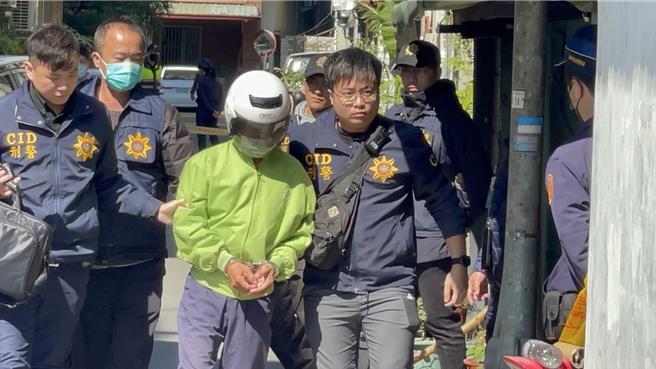 杀人魔张介宗被警方带回案发现场比对证据，传言他的「死亡笔记」随意抄在纸上，对此警方强调所有迹证都列入调查。（民眾提供／郭良杰高雄传真）