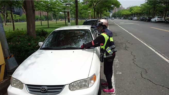 高雄市交通局鼓勵民眾利用行動支付APP繳納路邊停車費，去年辦理繳費抽獎活動，共104位幸運得主名單出爐，民眾可前往交通局臉書粉絲專頁查詢。（交通局提供／紀爰高雄傳真）