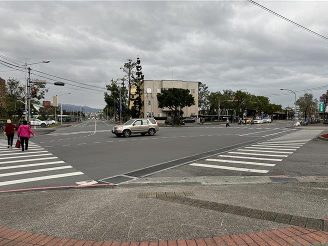 宜兰县政府订定「宜兰县智慧运输系统」计画，今年初获中央补助3325万元，将办理宜兰、罗东转运站周边干道交通号志「时制重整」。（吴佩蓉摄）