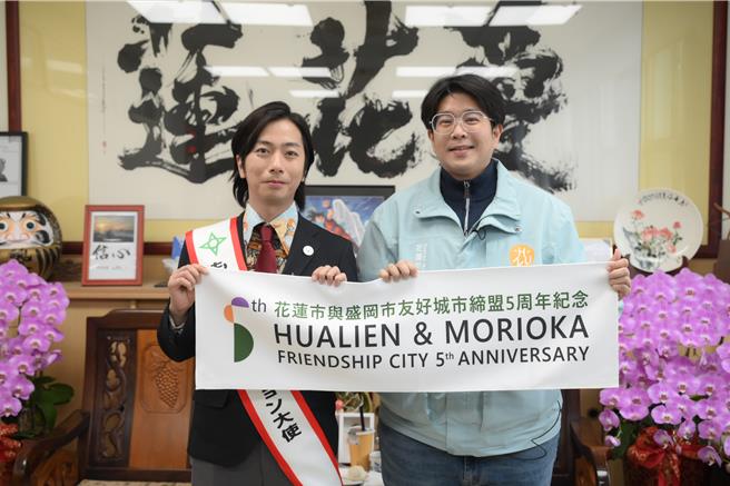 日本男星河合郁人（左）1月起擔任日本岩手縣盛岡市宣傳大使，今天現身友好城市花蓮市錄製節目，並拜訪市長魏嘉彥（右），希望透過此行加深兩市間的情誼。（花蓮市公所提供／羅亦晽花蓮傳真）