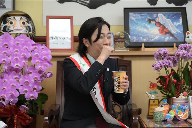 日本男星河合郁人（左）1月起擔任日本岩手縣盛岡市宣傳大使，今天現身友好城市花蓮市錄製節目，並拜訪市長魏嘉彥（右），喝到市公所團隊特別準備的珍珠奶茶，興奮地大讚「歐伊喜！」（花蓮市公所提供／羅亦晽花蓮傳真）