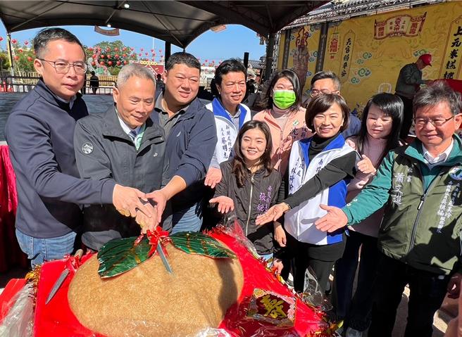 松柏岭受天宫主委陈登岳与来宾一起切小米糕桃，指12日元宵节祭祀8888斤大米糕桃，科仪结束「分桃」让信眾食平安。（杨静茹摄）