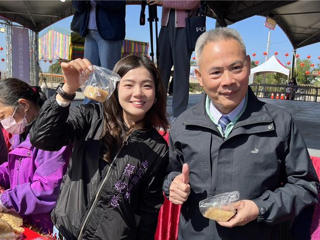 「米糕桃赐平安」记者会后，松柏岭受天宫主委陈登岳在与南投县议员张婉慈等人发送米糕给信眾食平安。（杨静茹摄）