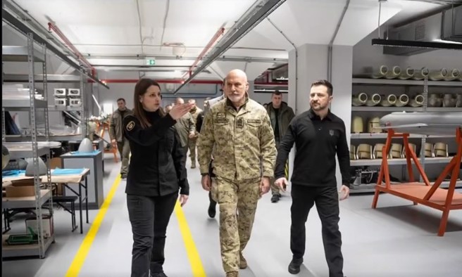 澤倫斯基邀請北約軍事委員會主席德拉戈將軍，參觀佩克洛飛彈生產廠。(圖/x)