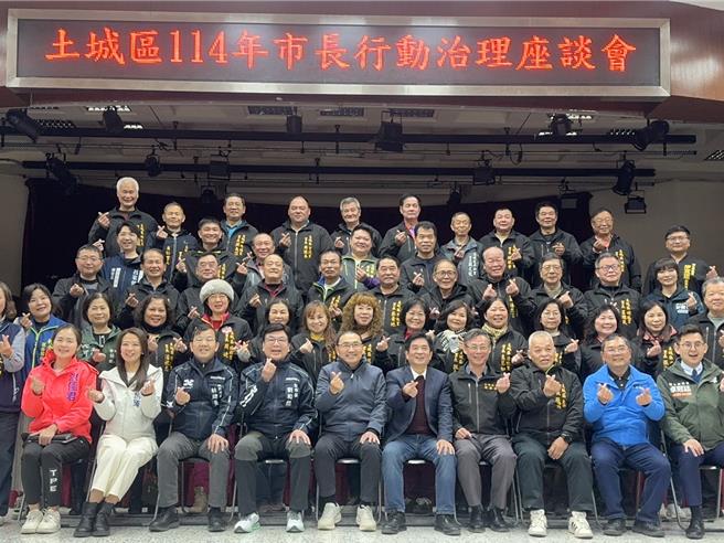 新北市长侯友宜今（10）日率市府团队到土城区公所与里长进行行动治理座谈会，会中聚焦讨论交通等，包含针对金城路段左转道车少、直行道车多造成回堵的问题，侯友宜也当场指示市府团队尽量解决这个问题。（柯毓庭摄）