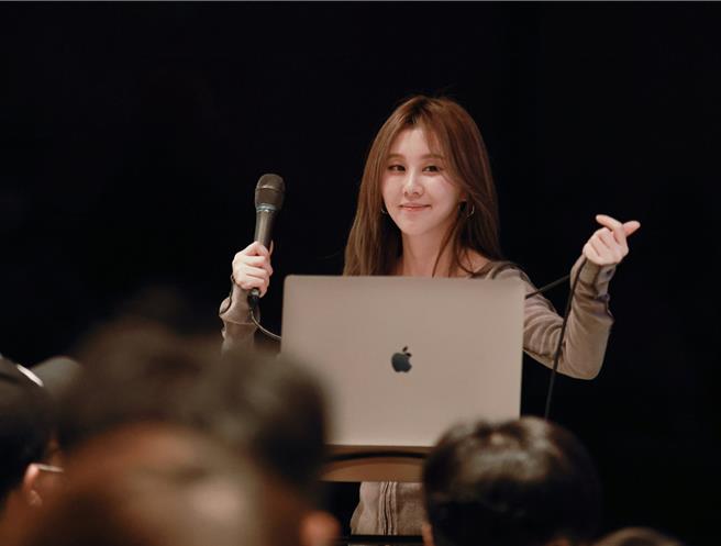 白安在Apple門市首唱新歌〈我把你留在去年〉。（相信音樂提供）