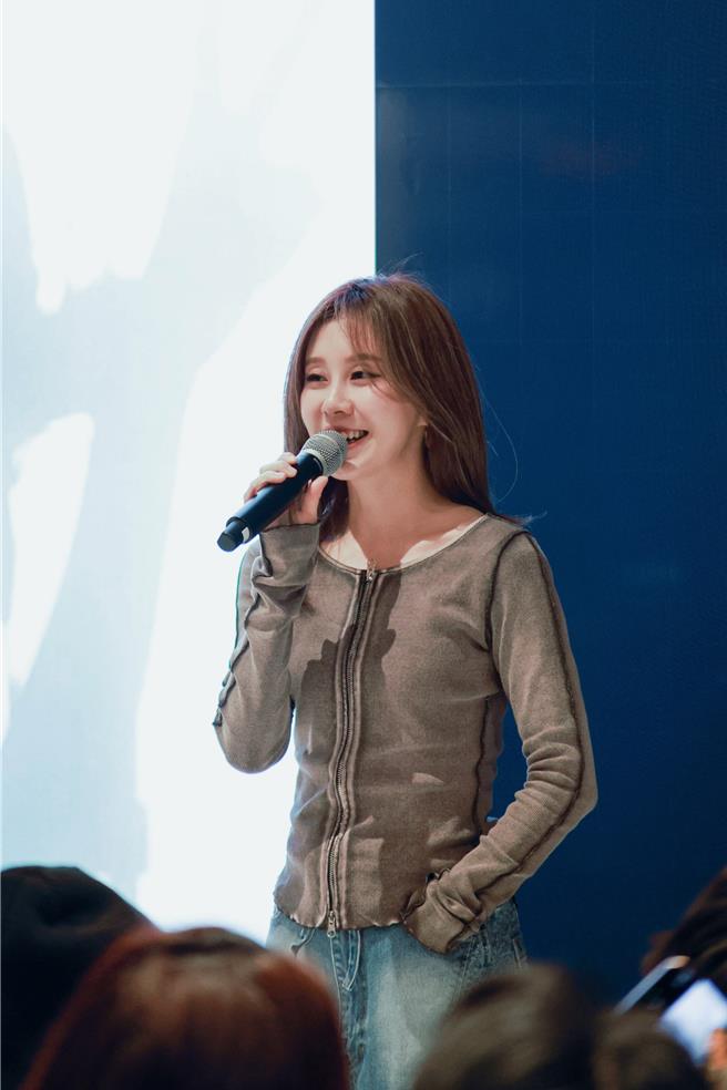 白安在Apple門市首唱新歌〈我把你留在去年〉。（相信音樂提供）