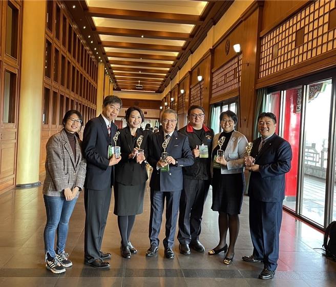 交通部观光署今天颁发「第2届台湾观光金奖」，花莲县有4间旅宿跟饭店业者以及1家观光业者获奖。（花莲县政府提供／罗亦晽花莲传真）