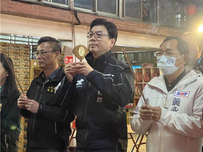新北市副市长刘和然今晚前往土城三元宫参拜。（吕健豪摄）
