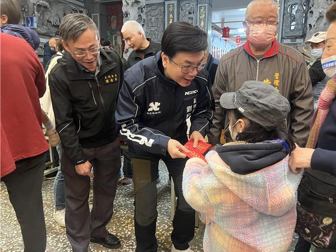刘和然带着市府的福袋发送给民眾。（吕健豪摄）
