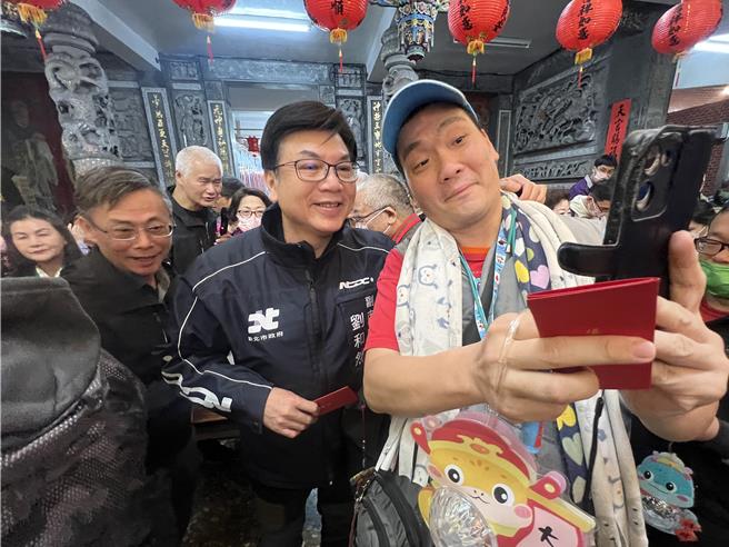 现场民眾要求合影纪念。（吕健豪摄）