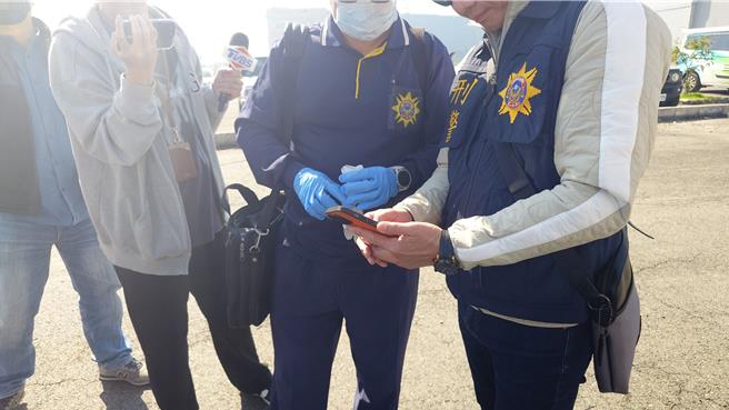 高雄分尸案目前共找到22块被害者遗体，今（10）日再有新展获，于前镇金巩桥侧，再发现1疑似人体组织，确认为人体组织送交刑大检验厘清。（任义宇摄）