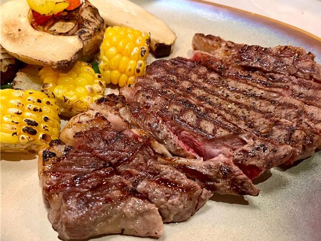 愛戀雙人甜蜜分享餐包含5oz炭烤美國prime肋眼牛排，以豪華饗宴與情人共度美好佳節。（天成飯店集團提供）