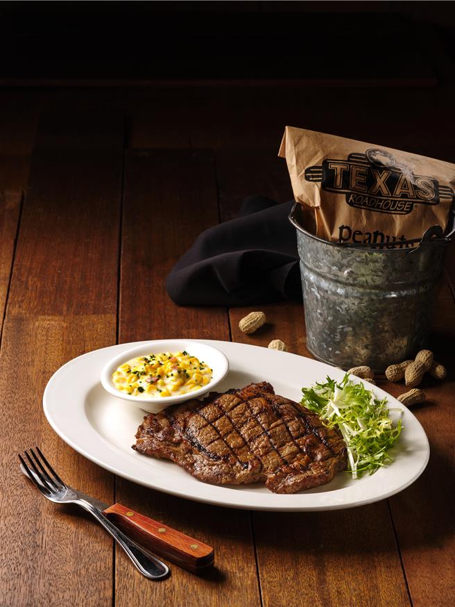 Texas Roadhouse德州鮮切牛排12oz.肋眼牛排豐富的油脂香氣，就像愛一樣濃烈。（開展餐飲集團提供）