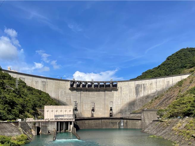 翡翠水库供水发电收入创38年新高，台北市翡翠水库管理局10日公布，翡翠水库去年供水发电收入超过8.5亿元，翡管局长林裕益分享，供水发电收入增加关键，在于「水库操作」调度得宜。（台北市翡管局提供）