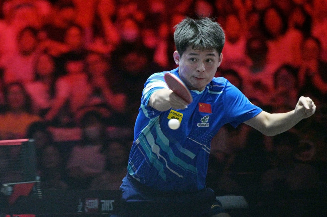 WTT新加坡大满贯桌球赛上，中国桌球队员林诗栋个人获得男单、男双和混双3个冠军，预计可以收穫83000美元奖金。（图／新华社）