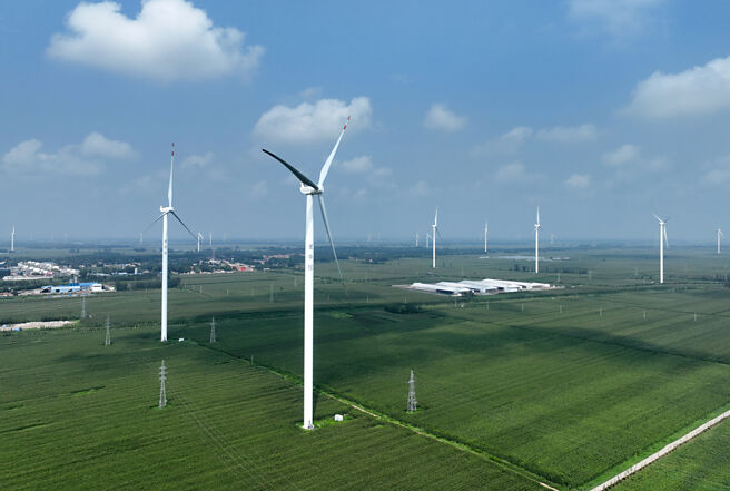 随着太阳能和风力发电装置容量激增，大陆发改委9日表示，正採取措施缩减对再生能源的补贴。图／新华社