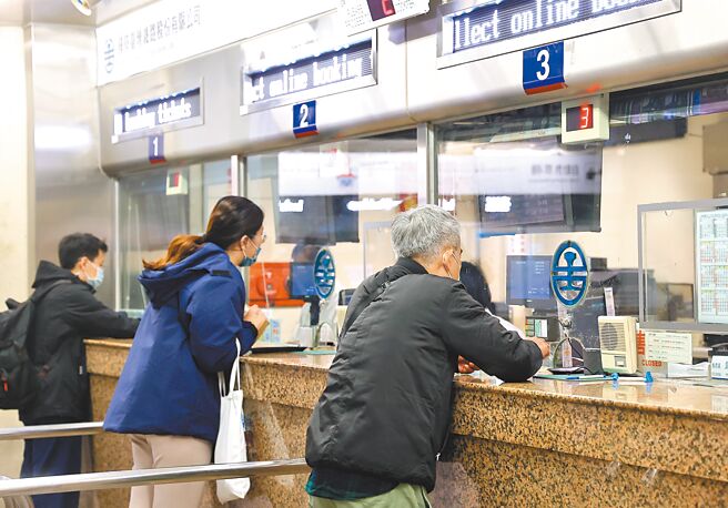 台湾2025年步入超高龄社会，使用敬老票的比例不断攀升，让交通运输业者越来越吃不消。图为民眾在台铁售票柜台购票。示意照，非新闻事件当事人。（刘宗龙摄）