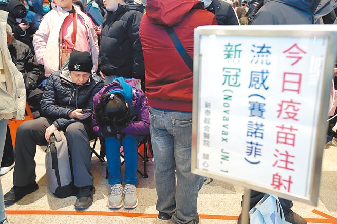 根据国际研究，感染流感后15天内，每10人就有至少1人可能会中风。图为民眾9日等待接种疫苗。示意照，非新闻事件当事人。（黄世麒摄）
