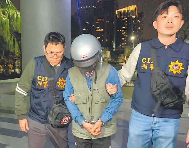 涉嫌杀害分尸3名妇人的张介宗（中）被移送地检署复讯后，检方声押获准。（本报资料照片）