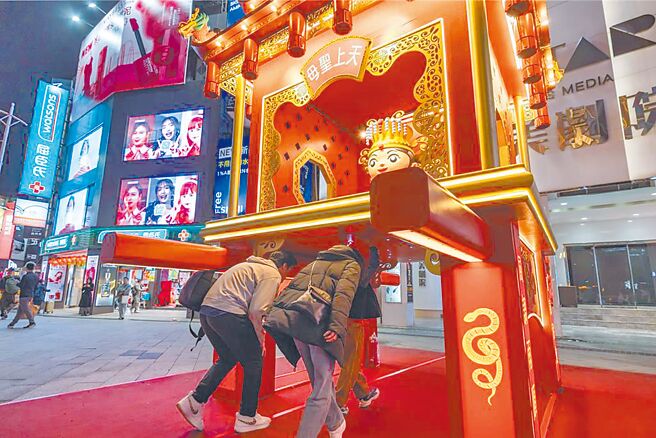 台北市宫庙响应台北灯节，推出灯谜擂台、发放限量蛇年钱母及「躜轿脚」灯组等元宵节应景活动，让民眾体验传统文化仪式祈求安康。（台北市观传局提供／温予菱台北传真）