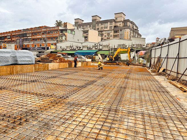桃园市忠贞市场过去因摊贩长期占用国有地违法做生意，造成市场乱象多，桃园市经济发展局租用市六用地当临时市场，目前整地中，预计下周公告摊商报名简章。（桃园市经发局提供／廖姮玥桃园传真）