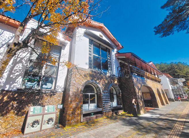 玉山國家公園塔塔加遊憩區自2019年陸續撤除戶外垃圾子車及回收桶，遊客中心門口2防熊垃圾桶也將在3月起退場，玉管處9日呼籲民眾，垃圾都要自行帶下山。（玉管處提供／潘虹恩南投傳真）