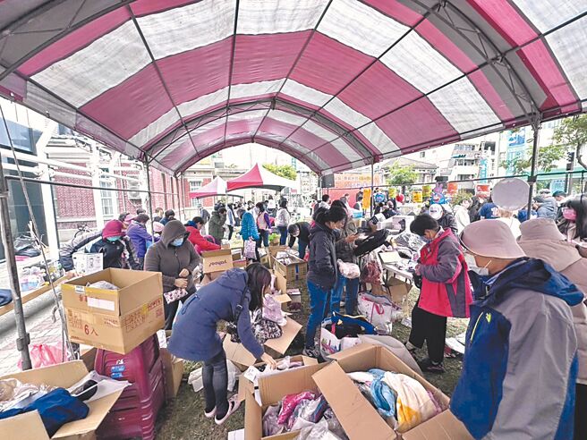 云林家扶中心9日在云林布袋戏馆举办跳蚤市场义卖，作为受扶助孩子们的新学期学费的助学金，婆婆发妈们尽情挑选。（周丽兰摄）