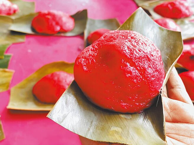 綠島特色美食「包子」，以糯米外皮包裹魚肉、蘿蔔絲等內餡，鹹香海味十足。（綠島區漁會提供／蕭嘉蕙台東傳真）