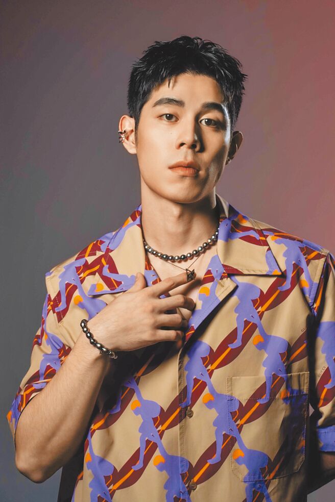 詹怀云以休閒装混搭迭戴MIKIMOTO珠宝作品，展现前卫叛逆的摇滚时尚，完美诠释MIKIMOTO珍珠的实穿百搭。（石智中摄、服装／GUCCI提供）