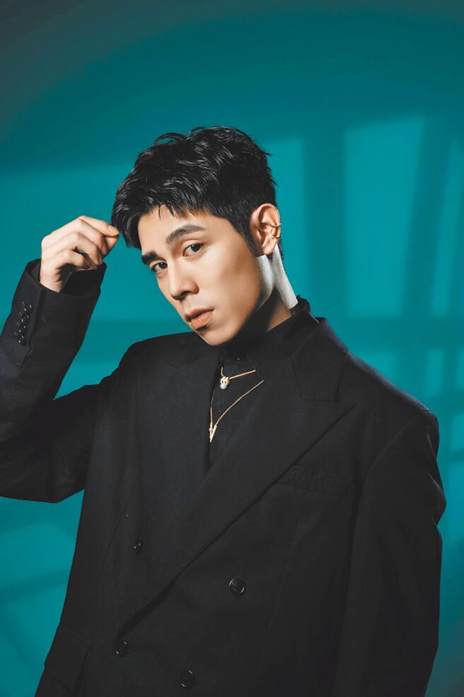 詹怀云拍摄MIKIMOTO时尚专题，展现柔中带刚、贴心暖男的一面。（石智中摄、服装／GUCCI提供）