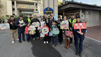 開學日蛇麼攏毋驚！台中一分局「帥」警護童 送文昌護身符