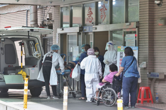 急診爆滿「病患躺地上搶命」 醫嘆：真正醫療崩潰現場