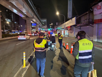 新北警攜手環保局掃蕩改裝機車 一晚抄21張罰單