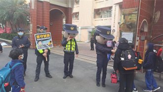 大頭娃娃現身校門口！蘆竹警開學日守護學童