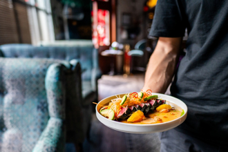 吃饱后贴心迭碗盘 服务生竟翻白眼回3字 全场秒懂