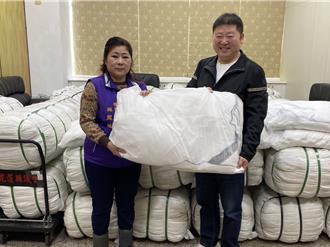 花縣議長募2000件羽絨被 送進偏鄉抗寒冬