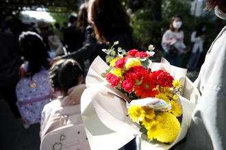 韓女教師「割頸」刺殺8歲女童 學校附近買凶器 扭斷同事手臂