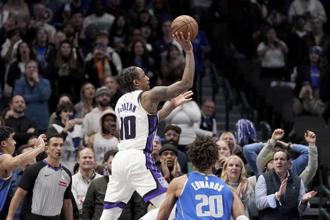 NBA》迪羅薩正規賽追平延長賽絕殺 國王險勝獨行俠