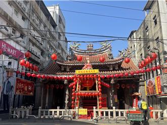 新莊廟街元宵夜超熱鬧！踩街、猜燈謎、吃美食一次滿足