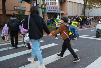 開學日遇上流感高峰！北市學生口罩戴緊緊