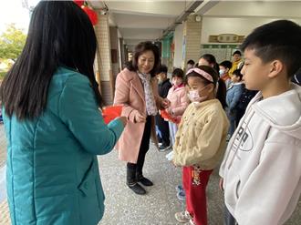 捐金门贤庵国小150万成立奖助学金 洪国钟代母发扬教育精神