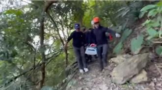 76歲登山客跌落屏東棚集山谷骨折   救難人員擔架抬山路半小時