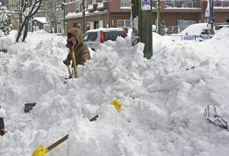 影》北海道暴雪1650人睡机场 新千岁「超商厕所暴满」