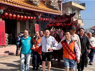大园内海贵文宫遶境祈福 苏俊宾亲自体验「赤脚过火」仪式