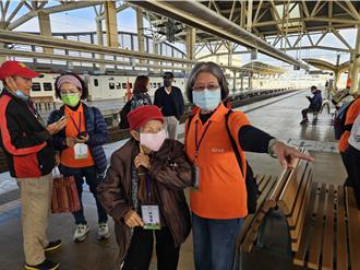 弘道屏東「三鐵」走春趣！獨居長輩重溫童年回憶