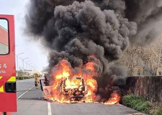 下班時段台南麻豆驚傳火燒車 駕駛倉皇逃出
