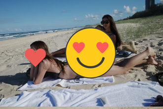 吳速玲比基尼大解放！和2日本正妹躺沙灘 辣美腿網暴動