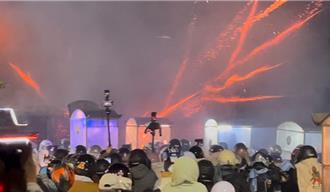 台南鹽水蜂炮首日開炸！炮城接力施放 民眾嗨喊：好刺激