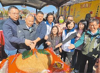 南投 迎元宵 8888斤米糕桃分送信眾